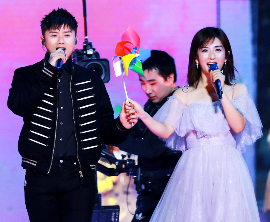 有张杰没谢娜,主持人又是何炅挑大梁_腾讯新闻