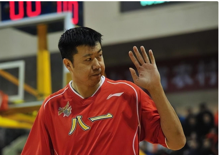 王治郅人生坎坷?23岁娶离异商界精英,离婚后俘获小13岁北大才女