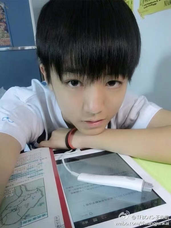 王俊凯发文为高考生加油!随手发的一条微博,意外压中高考作文题