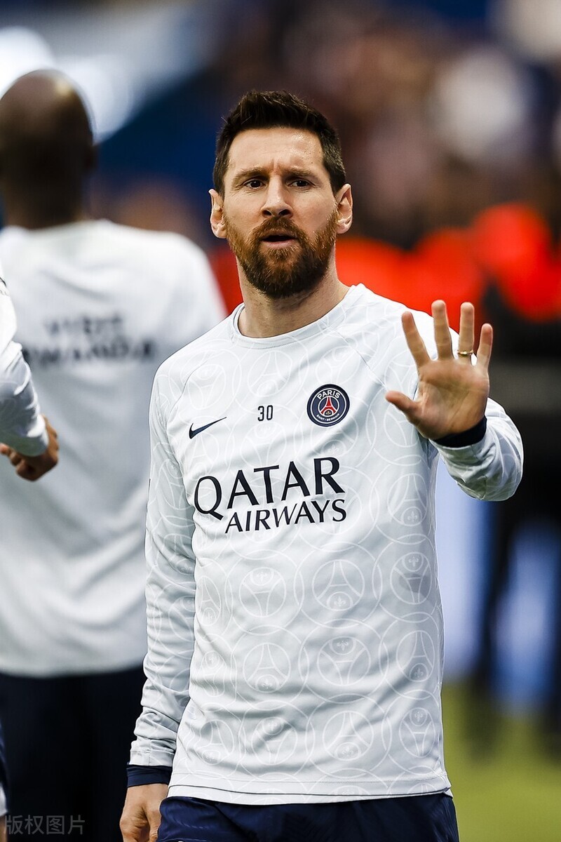 梅西被打巴黎支持者倒戈,竟支持对手行径令大将不满,怒喷被驱逐