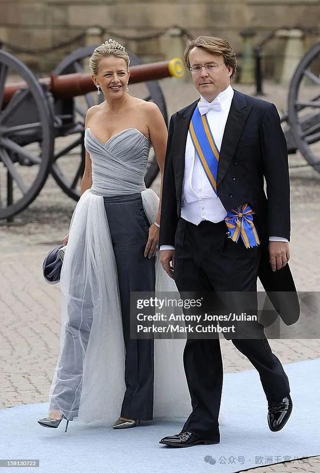 完胜妯娌劳伦特林所以难得梅贝尔穿一条有蝴蝶结但不抓马的v&r礼服真