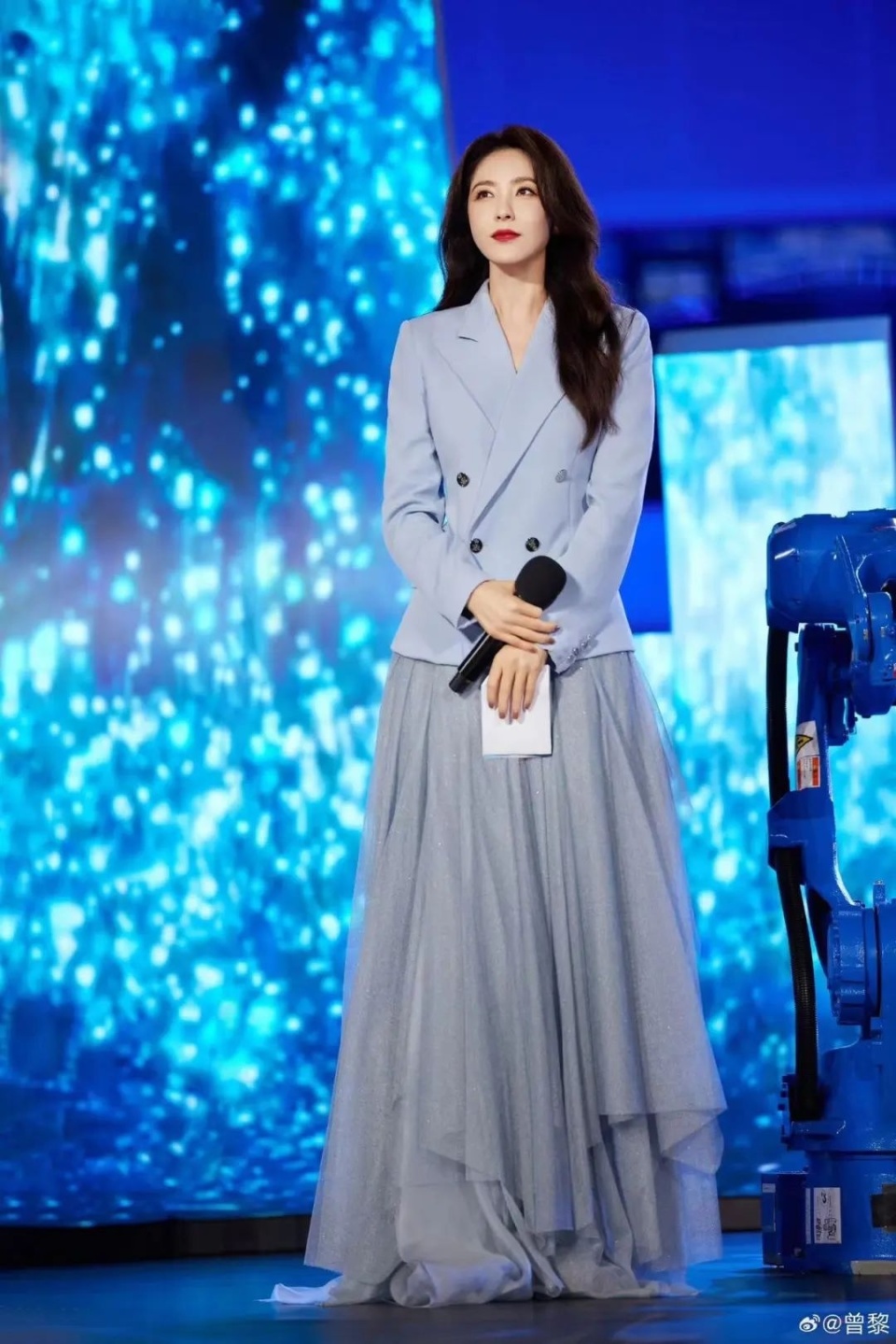 曾黎身着浅蓝色西装搭配纱裙,台风大气明快,气场十足.