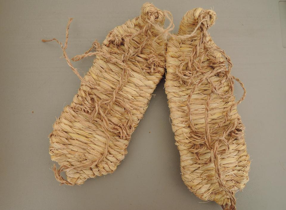 3,草鞋从图片中就可以看出,这名八路军战士的军服领子上,仍保留着之前