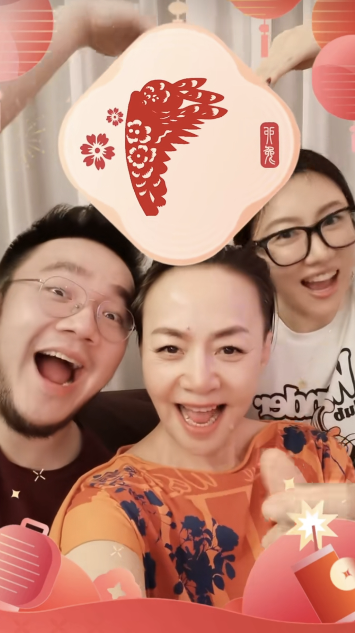 巴图罕晒全家福,长子正面出镜像爸爸,次子奶萌可爱像