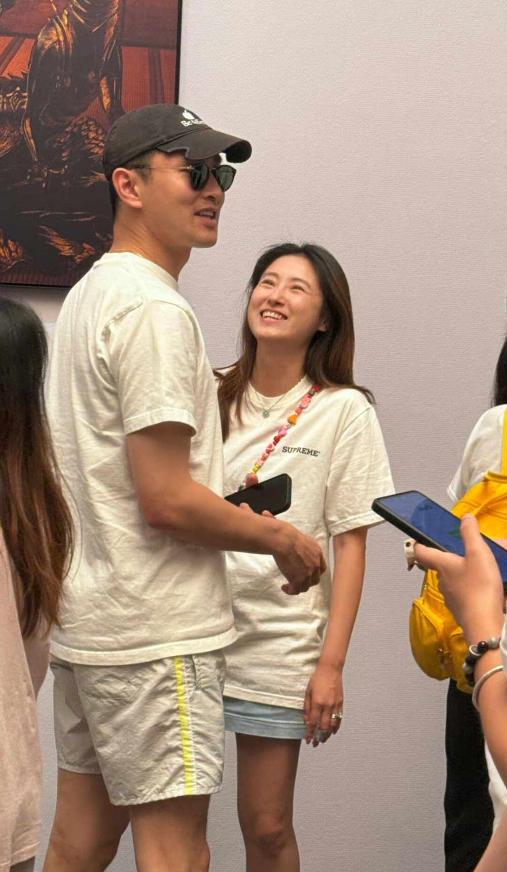 王彦霖陪妻女追星易烊千玺,艾佳妮牵手老公撒娇超甜蜜