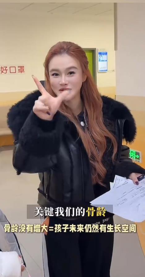 冉瑩穎12歲兒子打生長激素1年，長高8厘米！父母平均身高1米63 - 