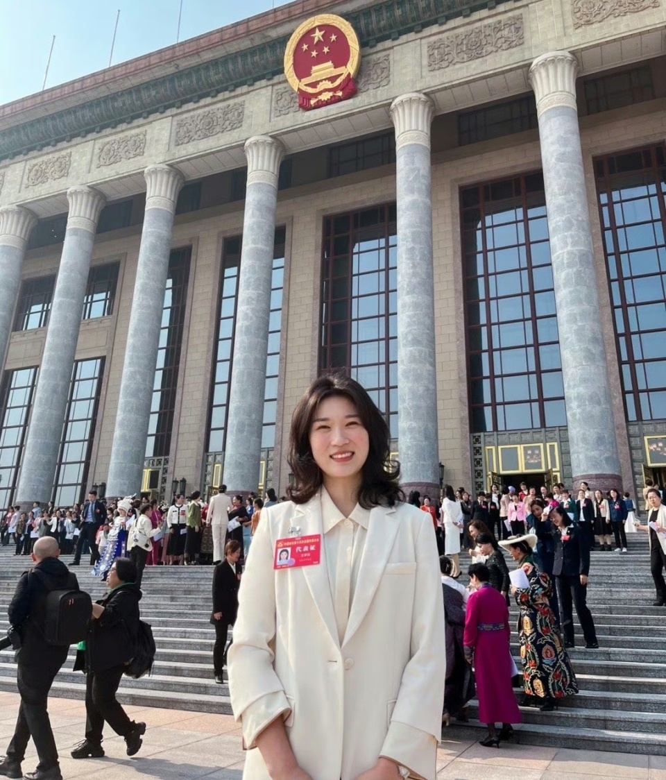 王梦洁去北京开会,一身正装颜值高,稳坐主力自由人_腾讯新闻