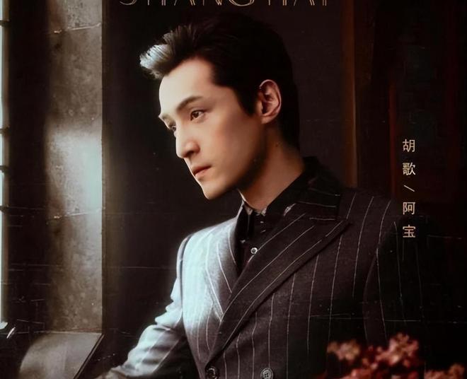 胡歌妻子产后复工,衣着朴素陪老公拍广告,两人对视旁若无人秀恩爱