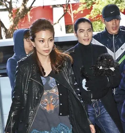 萧敬腾与50岁女友互称爸爸妈妈,向太发文力挺新儿媳林有慧-腾讯新闻