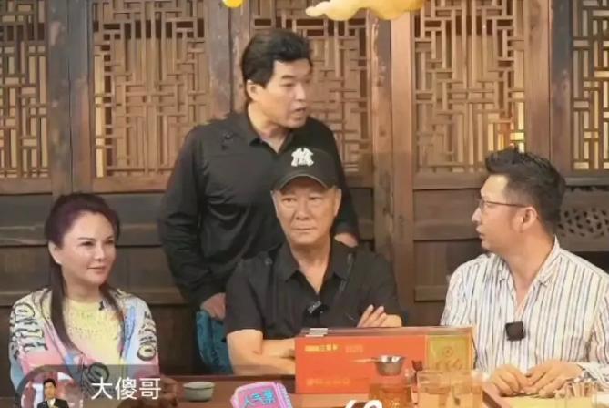 72岁李修贤直播带货，邀请山寨“大傻”助威，被质疑不尊重逝者_腾讯新闻
