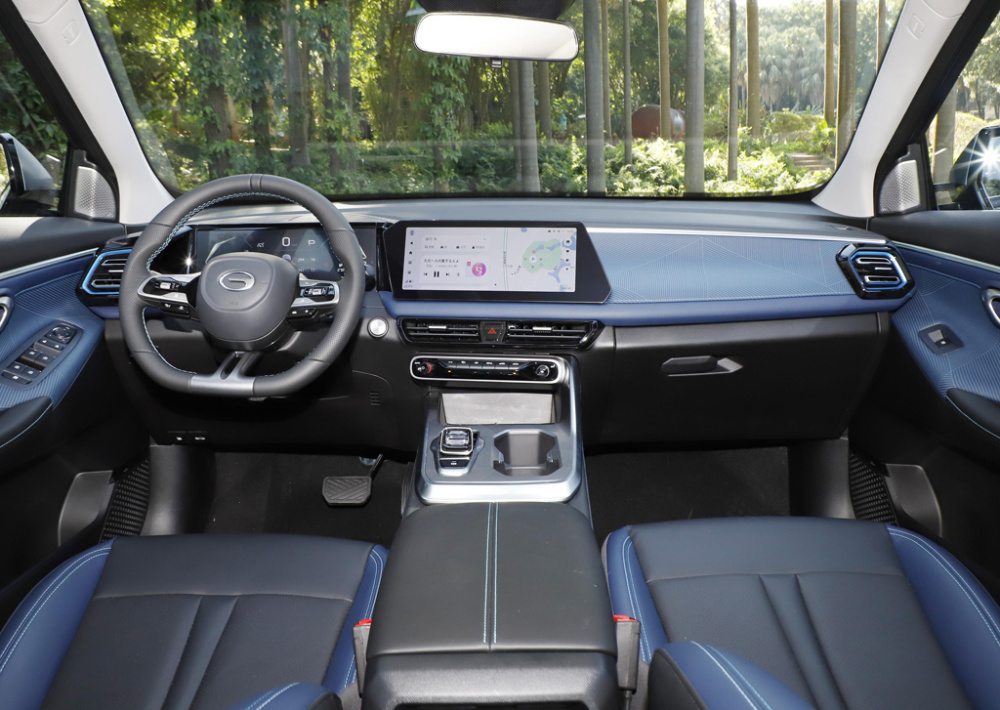 内饰方面,传祺gs3·影速也是采用了最新的设计语言,看起来还是比较