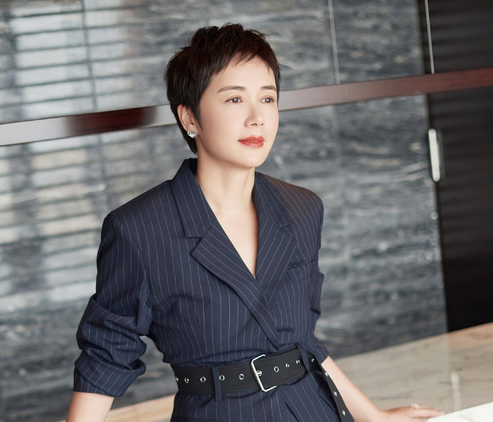 蒋雯丽 蒋雯丽“发福扮嫩”算美人吗？看她30年前状态，顶级骨相名副其实-腾讯新闻