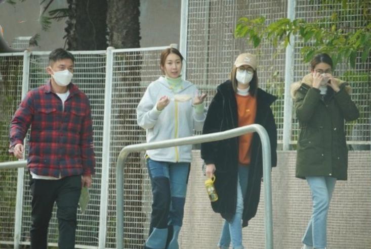 庄思明晒全家福悼念亡父，庄母罕出镜端庄优雅：下辈子仍做一家人_腾讯新闻