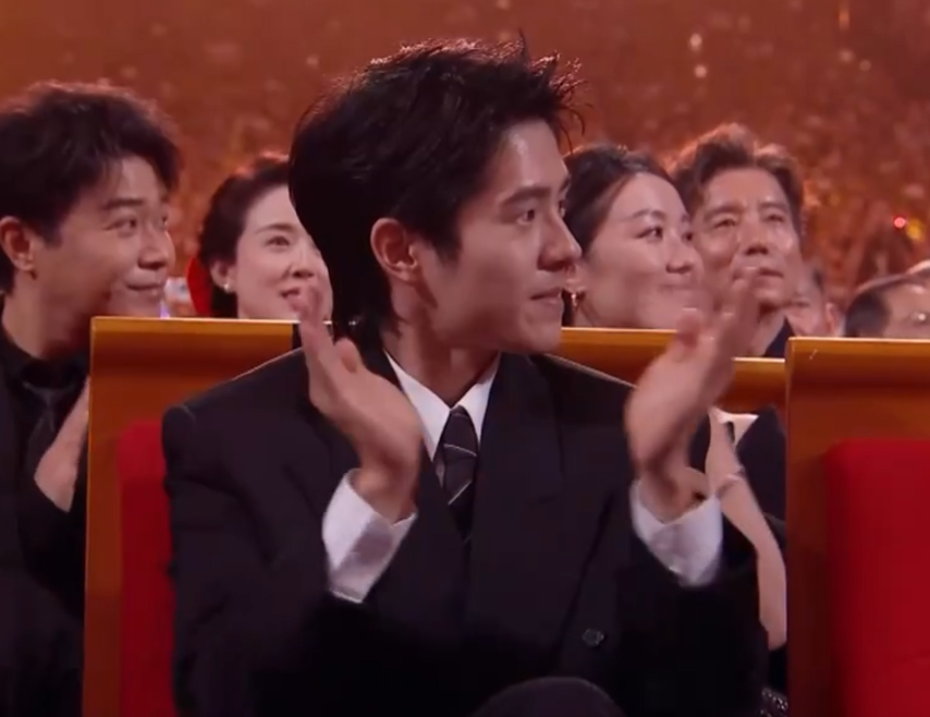 金雞獎頒獎名場面！宋佳二封詠梅失落，易烊千璽拿獎張藝謀樂開花 - 