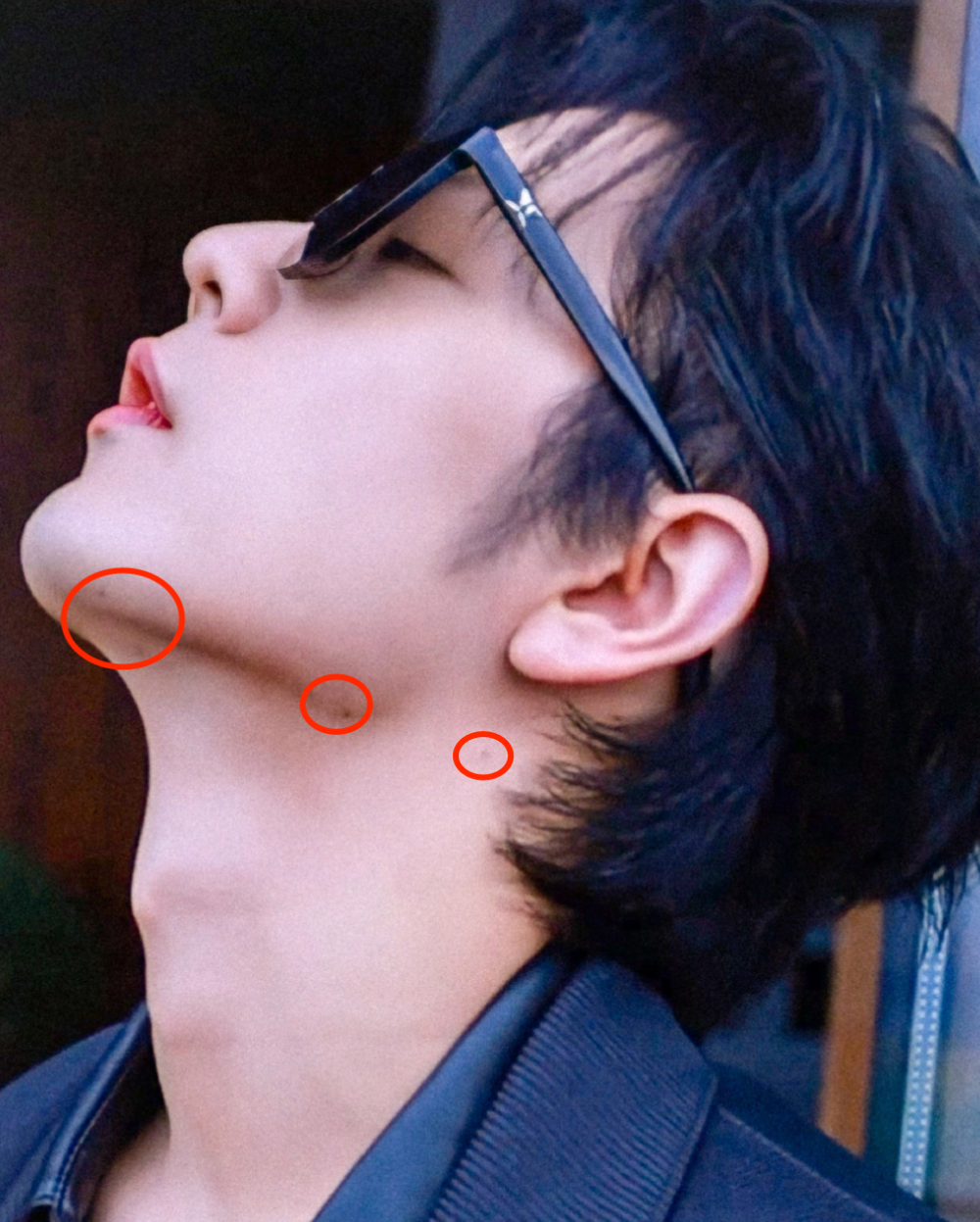 易烊千玺脸上的痣也不少,甚至拍杂志时,都会特意将他的痣保留.