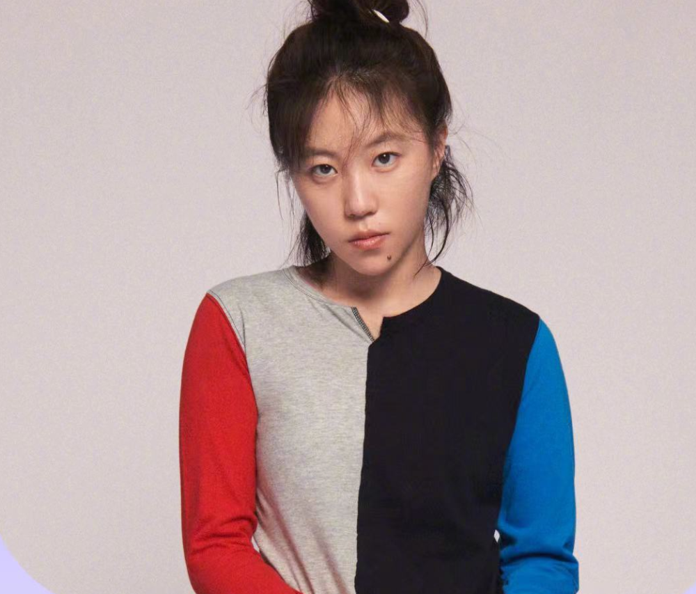 偶遇王菲女儿练拳击,窦靖童反戴帽子纹身抢镜,打拳动作利落帅气_腾讯