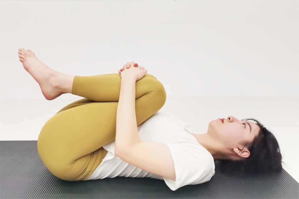 1,髂腰肌拉伸:弓箭步,上身挺直,收紧腹部,后腿放松着地髋部向下沉