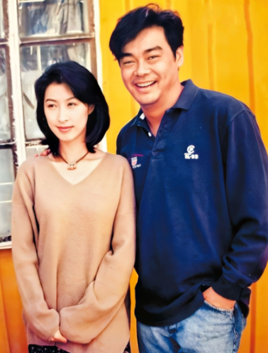 55岁郭蔼明久违现身,与58岁刘青云同框秀恩爱,做老公背后的女人_腾讯