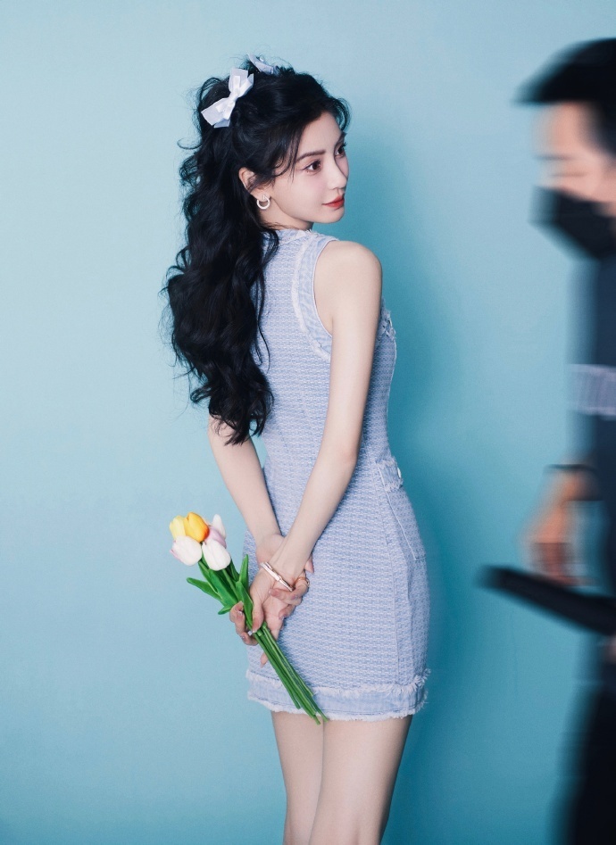 34岁杨颖近照曝光扎双马尾打扮幼态甜美可人少女感爆棚