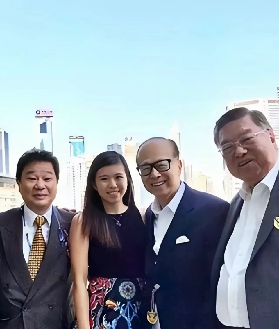 60岁李泽钜近照曝光,两鬓斑白双眼呆滞,抗压能力不如女儿李思德