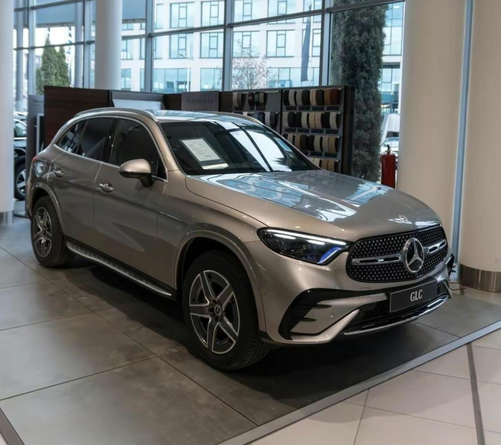 2023款"奔驰glc"普通版进店,银色涂装太漂亮,搭二代轻混系统-腾讯新闻