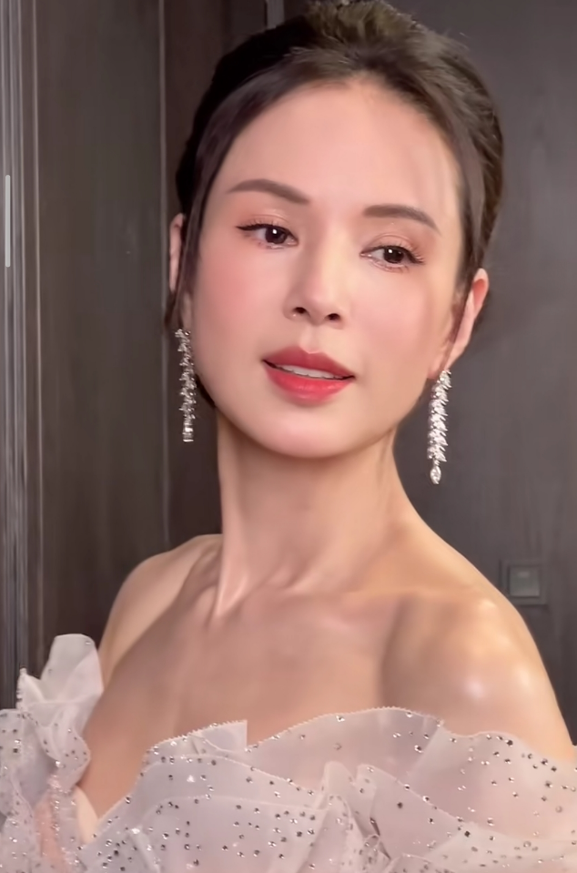 56岁李若彤穿婚纱锁骨肩膀骨头突出明显全身无赘肉瘦出新高度
