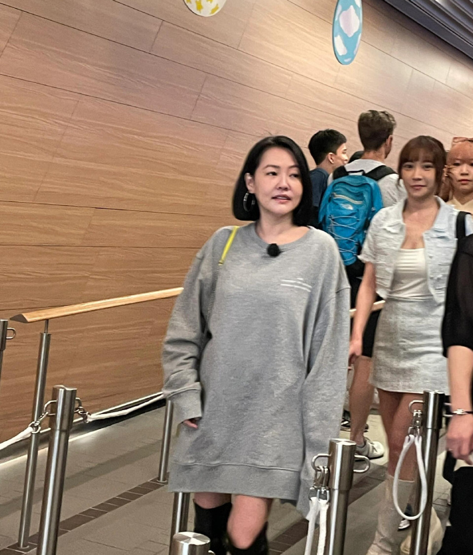 小s现身香港录节目被围观,路人生图近状超好,笑靥如花心情极佳