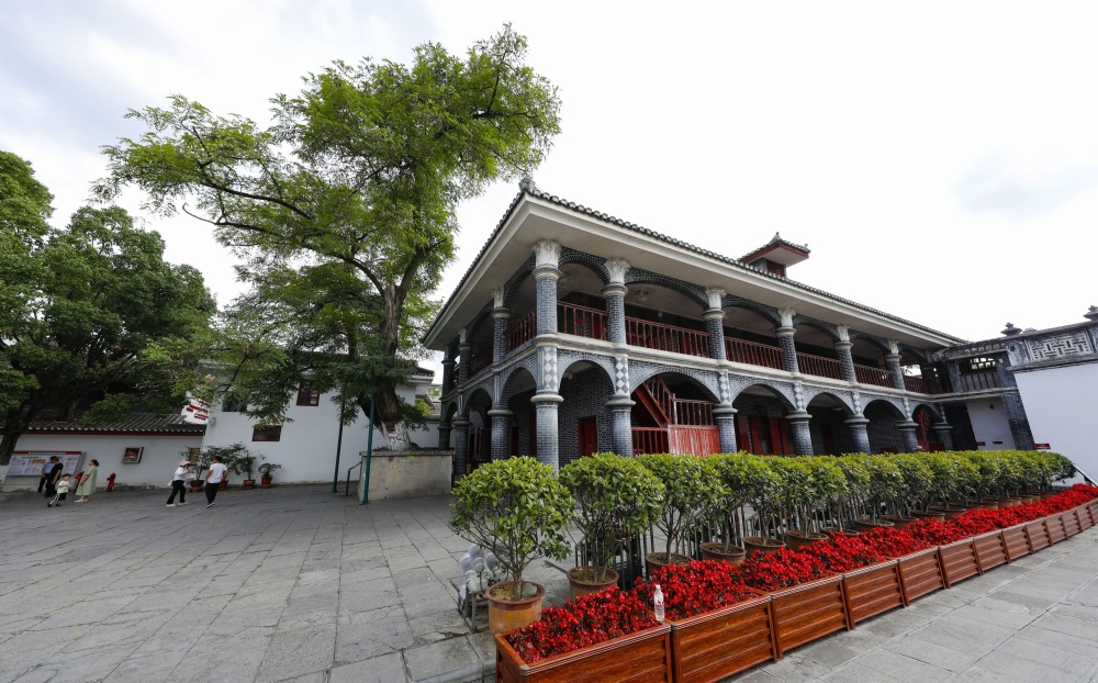 "沿着长江读懂中国——万里长江行"调研团探访遵义会议会址唯一"活着