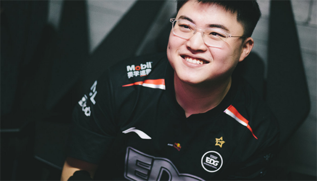 飞西安后乌兹深夜排位on赛前却在陪女友下棋难怪elk当面内涵