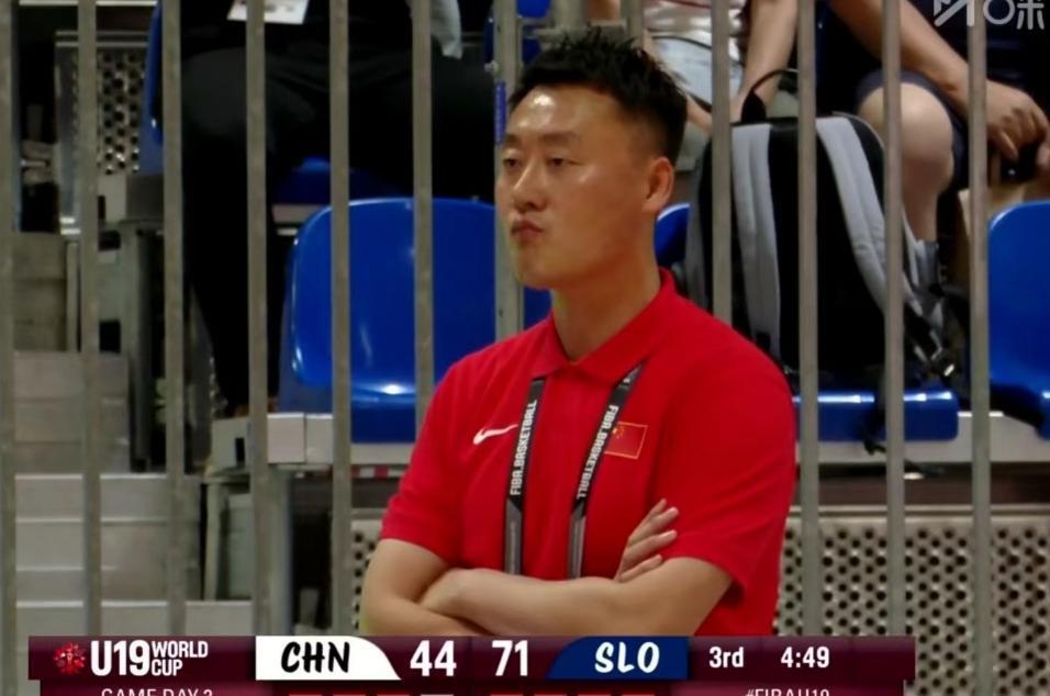 中国U19男篮17分惨败，三战皆负小组垫底，冯傲12+5杨溢10+5+4！