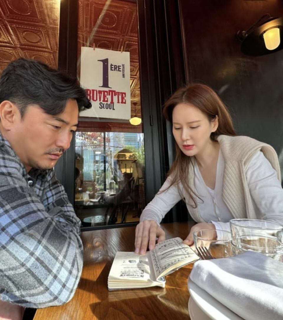 23日,前足球选手安贞焕的妻子李惠媛在个人的社交媒体上晒出了一组