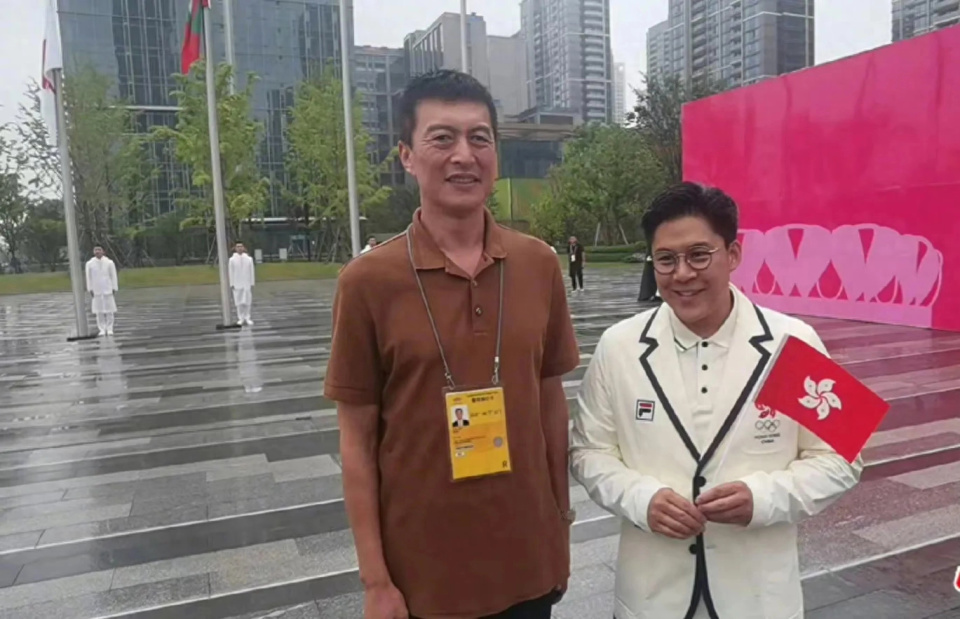 霍启刚抵达杭州,与香港回归升旗手朱涛合影,提起郭晶晶一脸骄傲_腾讯