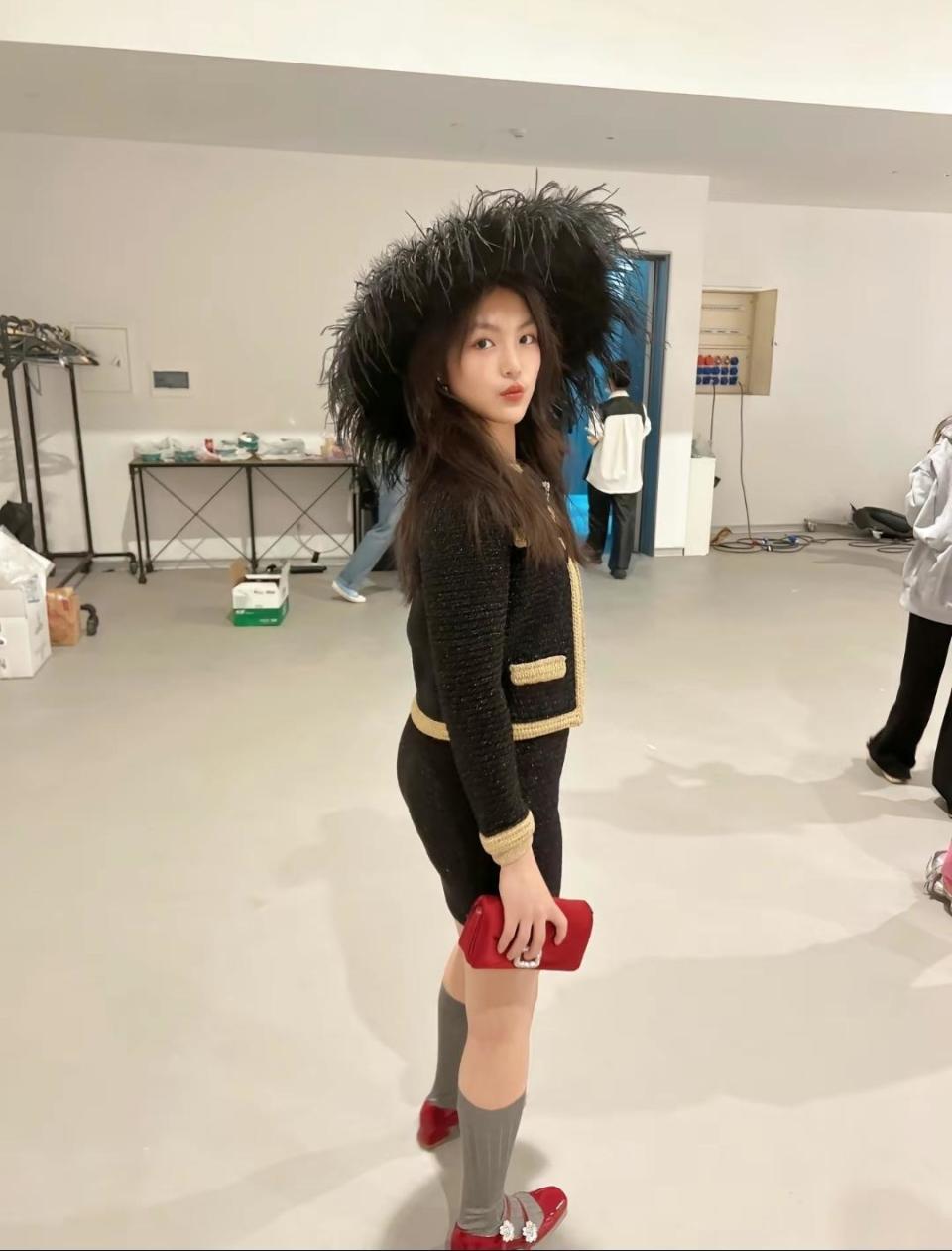 李湘晒女儿王诗龄近照写真,长发披肩妆容精致,网友感慨好成熟