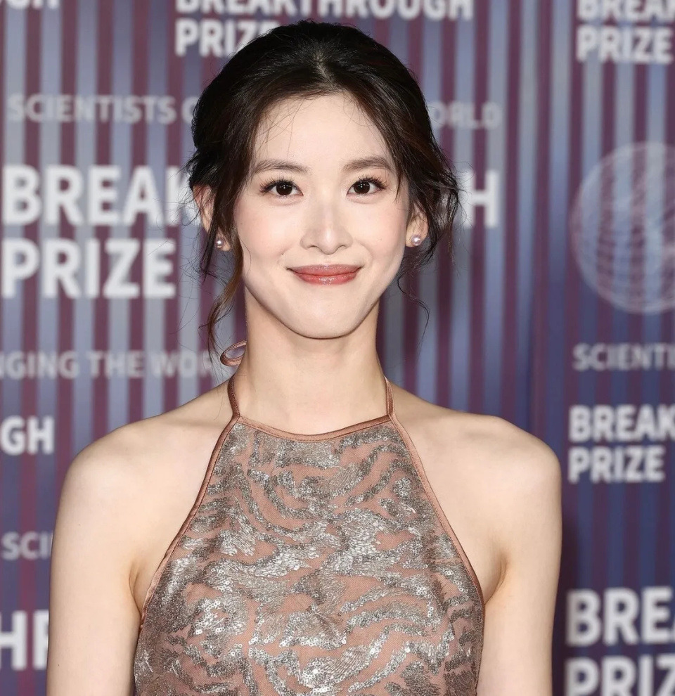 30岁章泽天出席颁奖礼,一袭金色礼服典雅大方,越来越有阔太气质