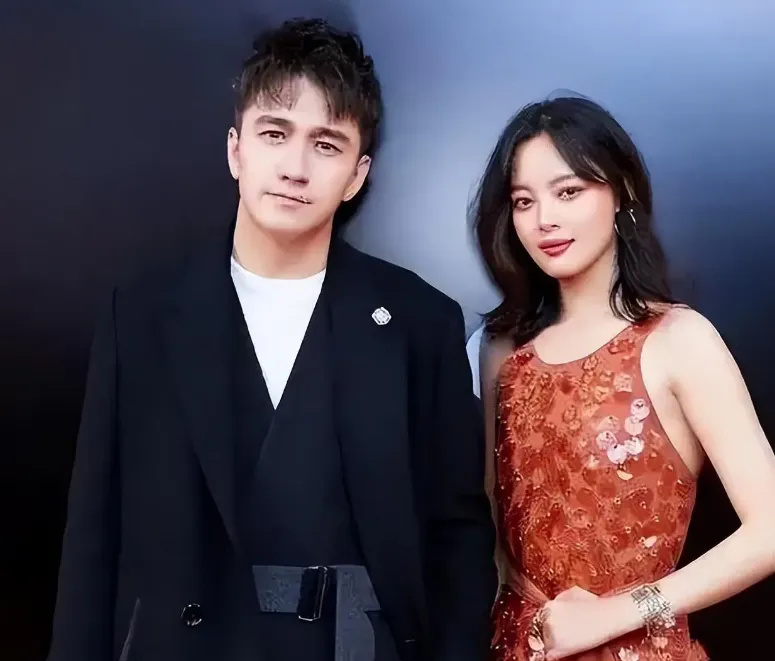 辛芷蕾被曝和翟天临领证,恋爱长跑6年,男方曾被质疑劈腿_腾讯新闻