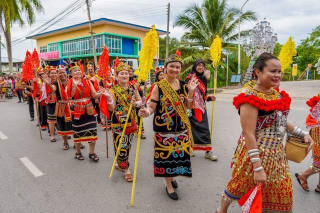 古晋旅行实拍达雅人丰收节部落美女跳起犀鸟舞以示庆贺