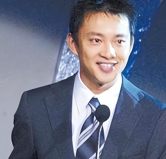 他是央视最帅主持人，因“丑闻”退隐二十载 56岁亚宁身价过亿再发光_腾讯新闻