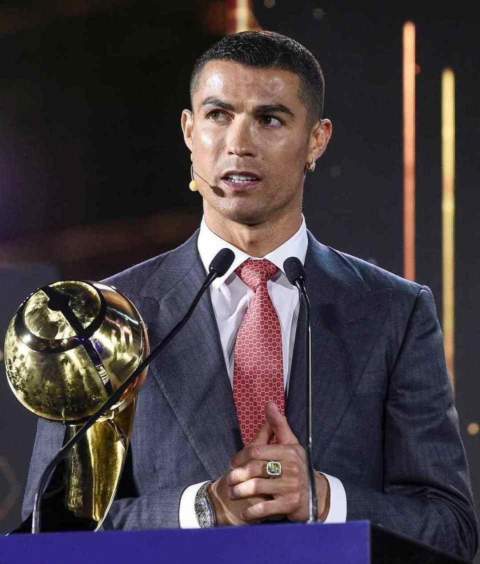 之前利雅德胜利是c罗,利雅德新月是内马尔,吉达联合则是本泽马.