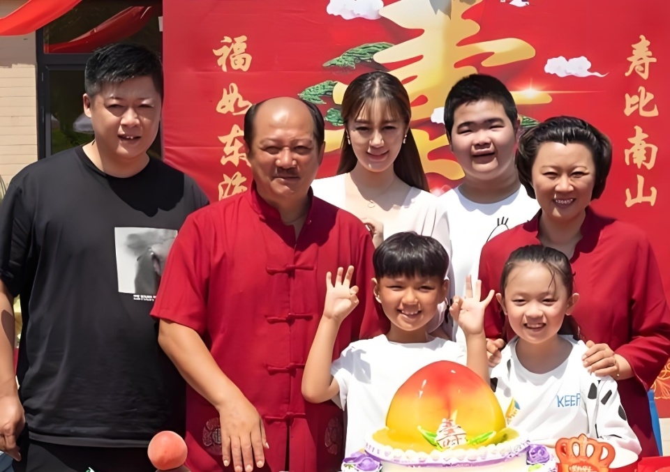 谢广坤28岁妻子曾演《乡村爱情》,剧中还有前妻王小华,女儿唐畅