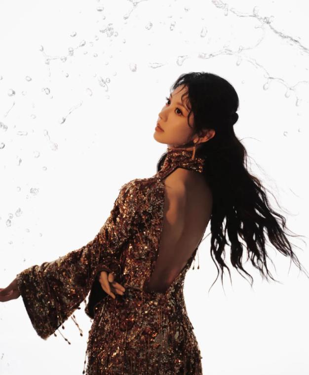 田曦薇星光大賞造型疑翻車！網友吐槽老氣橫秋，看着像40歲，還撞衫詠梅 - 