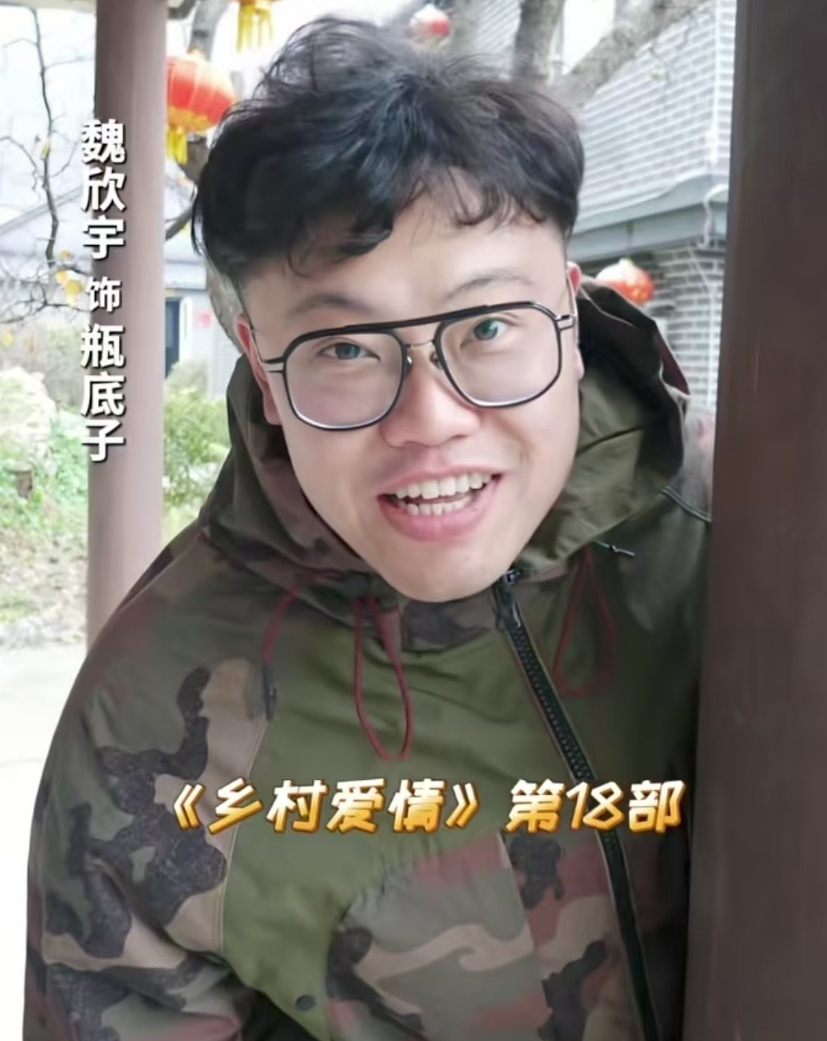 《乡村爱情18》开机,刘能给谢广坤剃头,合照背景不再是大脚超市