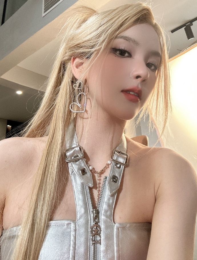 在近日,塔子姐在微博上,又给粉丝发放了一波福利,带上一款金色假发,再