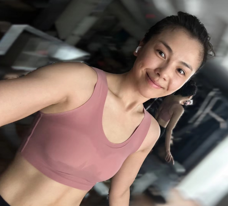 45岁刘涛晒素颜健身照容貌身材零瑕疵马甲线小蛮腰超养眼