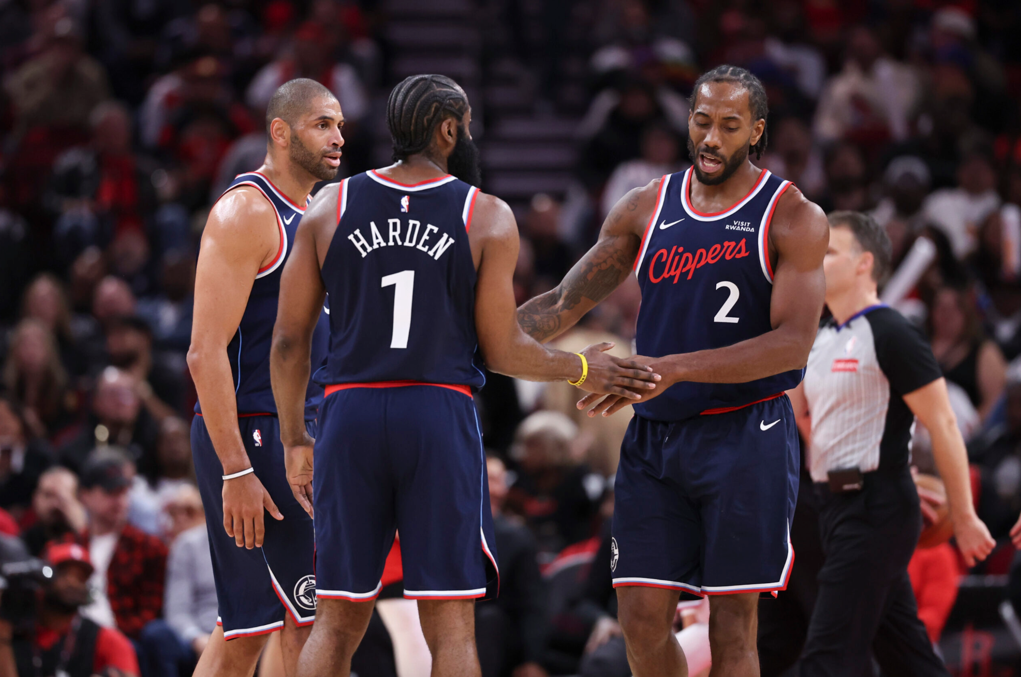 快船遭遇傷病打擊！萊昂納德左膝不適提前返回洛杉磯 哈登單核帶隊征戰客場 - 