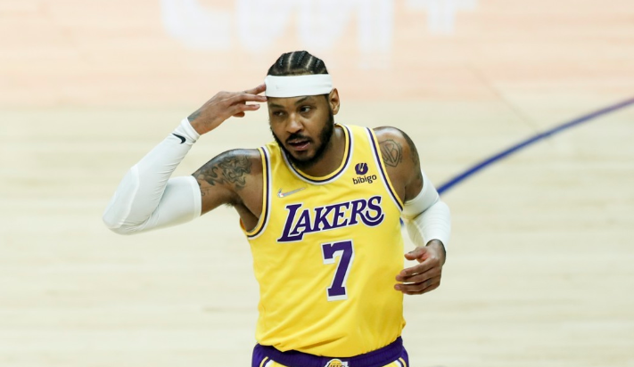 投进三分球,做出特有庆祝动作的安东尼安东尼与詹姆斯同一年进入nba