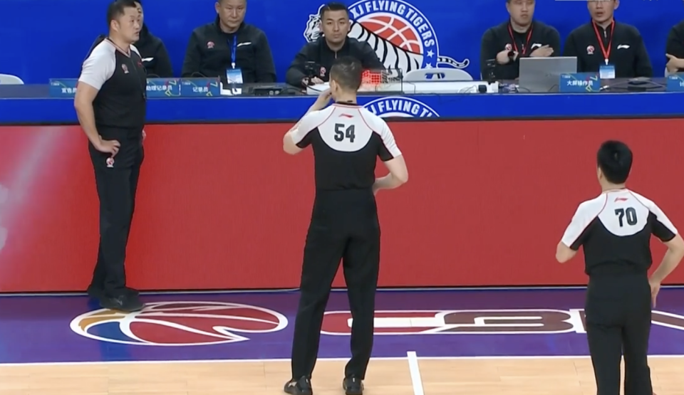 cba大黑哨裁判漏吹外援明显打手犯规改判新疆球权闵鹿蕾大不满