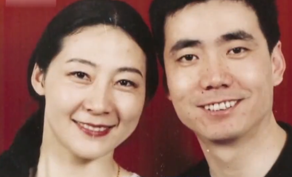 高龄生下女儿的厉玲身材严重走形,皮肤状态也很差,范明暖心安慰妻子:"