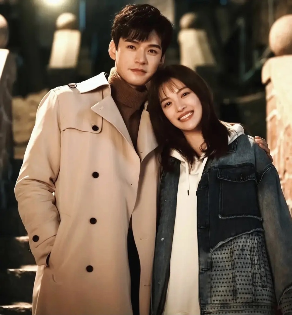 并且开播前的宣传也很猛,开播前2天,官博陆陆续续发了35条动态宣传