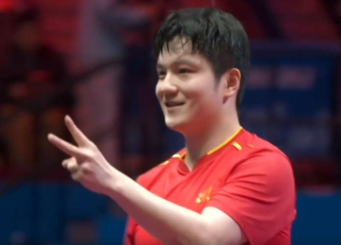 注意到了嗎？樊振東奪冠後先後做出三個動作，詮釋什麼是人品球技雙在線 - 