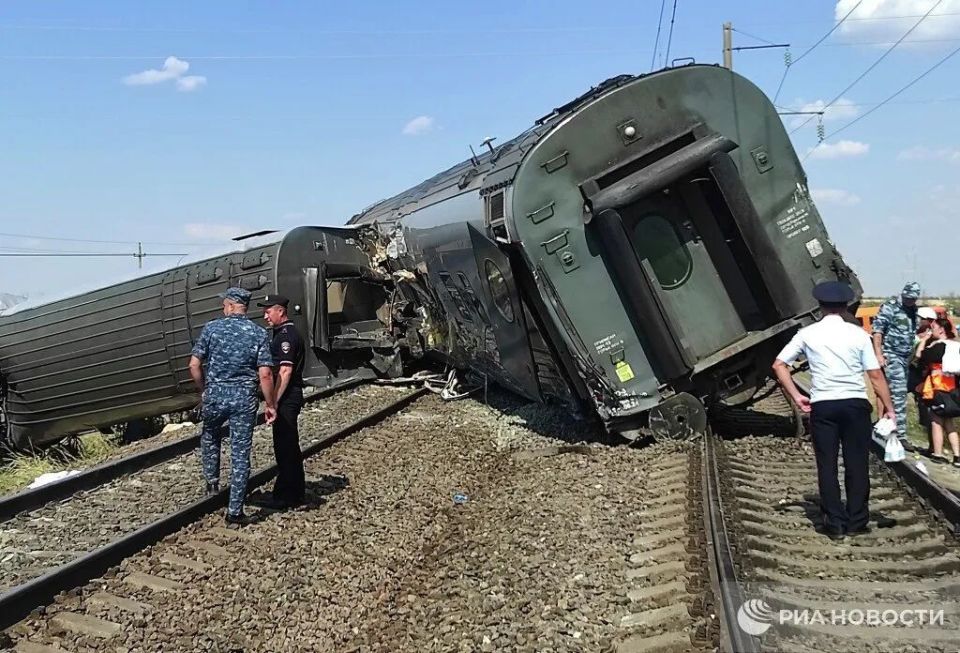 突发!俄罗斯一货车撞上火车,致9节车厢脱轨,140人受伤